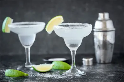 Quel alcool est traditionnellement utilisé pour réaliser un cocktail margarita ?
