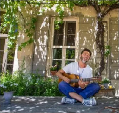 Qui sort en 2008 un album intitulé "Comme à la maison" ?