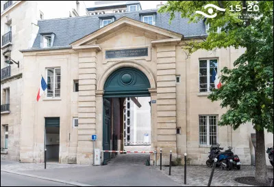 Km 164,3 : Vertrieu. Un pont franchissant le Rhône entre les communes de Saint-Sorlin-en-Bugey (Ain) et de Vertrieu (Isère) est construit en 1834, c'est un pont suspendu avec tablier en treillis métallique, mis en service en 1835.
Quelle était la portée entre deux culées ?
