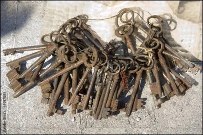 Km 74,8 : La Cascade (Saint-Cassin). Un torrent y fait une chute d'une cinquantaine de mètres. Venu la visiter qui a écrit dans "Les Confessions" : "Le chemin passe au pied de la plus belle cascade que je vis de mes jours" ?