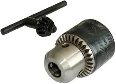 Km 90,0 : Les Échelles. Écrasés par la Ferme générale qui avait pour vocation de prendre en charge la recette des impôts indirects, les paysans ont facilité la venue d'un grand chef de contrebande. Qui, alors que plus d'un tiers de ses hommes étaient originaires des Échelles et des environs, était le chef ?