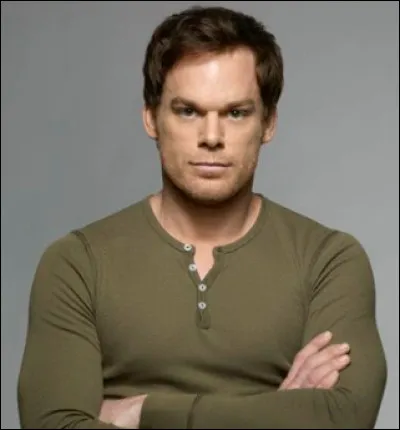 Dexter Morgan est médecin légiste pour la Miami Metro Police, mais il pratique une autre activité en parallèle ; laquelle ?