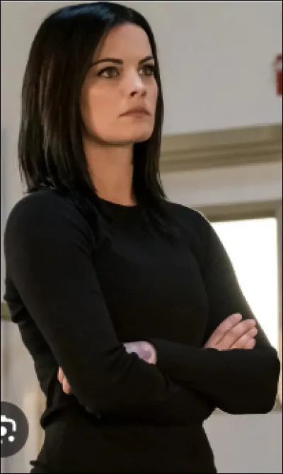 Jane Doe, amnésique, aide le FBI grâce à une chose ; laquelle ?