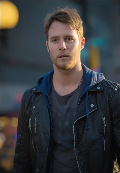 À cause de quoi Brian Finch est-il forcé de collaborer avec le FBI ?