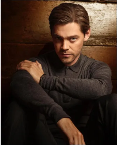 Malcolm Bright, ancien profileur du FBI, devient consultant pour la police de New York.
Pouvez-vous me dire ce qui l'a poussé à le devenir ?