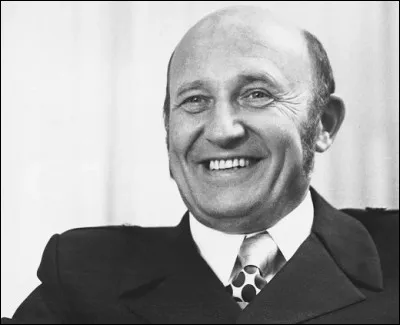 Qui est cet écrivain, auteur du roman policier ''Le mystère du cube blanc'' ?