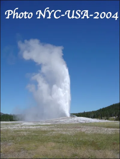 Quelle est cette source d'eau chaude en G qui fait jaillir par intermittence de l'eau chaude et de la vapeur ?