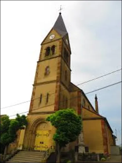 Voici l'église Saint-Michel, à Ernestviller. Village de l'aire d'attraction Sarregueminoise, il se situe en région ...