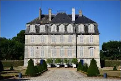 Nous sommes maintenant devant le château de Meslay. Village Loir-et-Chérien, il se situe en région ...