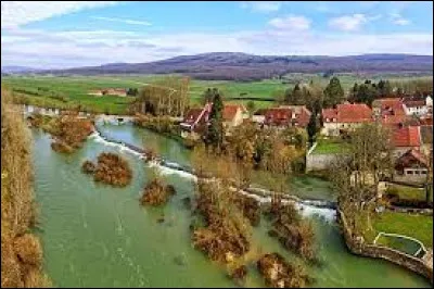 Voici une vue de Rennes-sur-Loue et de son barrage sur la rivière éponyme. Village de l'aire d'attraction Bisontine, il se situe en région ...
