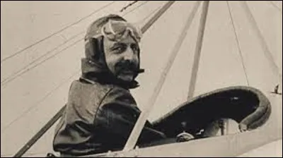 Ce 25 août, après 32 échecs en deux ans qui lui ont valu le surnom de ''Roi de la casse'', Louis Blériot réussit à traverser la Manche dans un avion de sa conception. Partant du hameau ''Les Baraques'', près de Calais, il atteint la ville de Douvres en 37 mn. Avant ou après 1912 ?