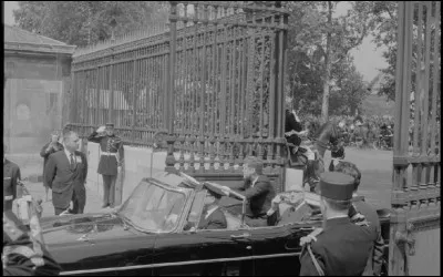 Kennedy puis Nixon, en voyage officiel ont été, à huit ans d'intervalle, reçus par ...
