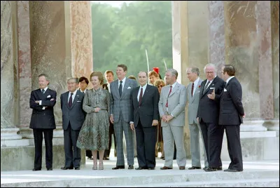 Ford en 1975 et après lui Reagan en 1982 se rendent en France pour participer au / aux ...
