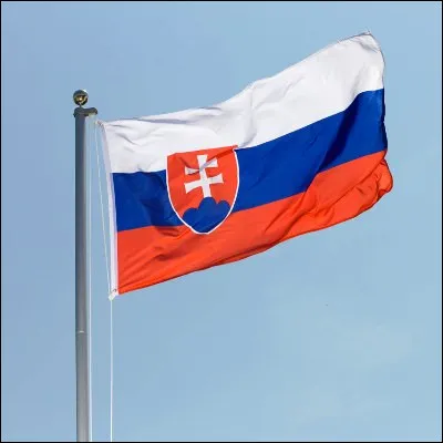 De quel pays situé au nord de la Hongrie est-ce le drapeau ?