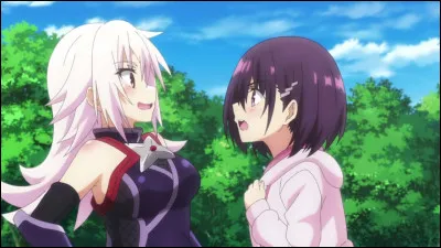 Qui est la fille de gauche ?