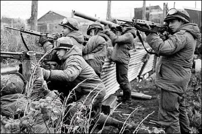 Quel pays l'Argentine affronte-t-elle lors de la guerre des Malouines en 1982 ?