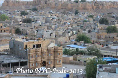 Quelle est cette ville en J, un joyau au milieu du désert du Thar en Inde, surnommée la"Ville Dorée" ?