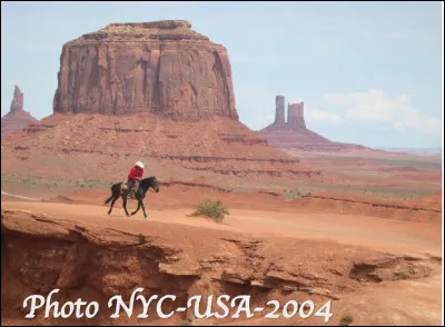 Quel est ce site naturel en M des USA, remarquable par ses formations géomorphologiques, situé dans la réserve des indiens Navajo entre Arizona et Utah ?