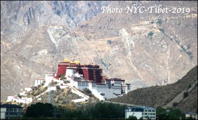 Quelle est cette forteresse en P située à Lhassa au Tibet, un palais de 1 000 pièces, 10 000 sanctuaires et 200 000 statues, ancienne résidence des dalaï-lama ?