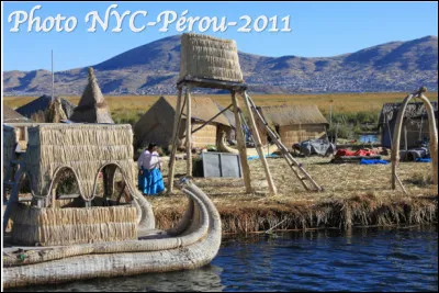 Quel est le nom des iles artificielles flottantes sur le lac Titicaca au Pérou ?