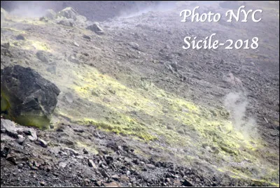 Quel est ce volcan actif en V, situé sur l'île du même nom de l'archipel italien des Éoliennes ?