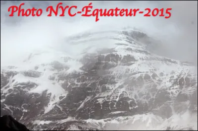 Quel est ce volcan en C, situé en Équateur qui culmine à 6 268 m, c'est le plus haut sommet du monde depuis le centre de la terre ?