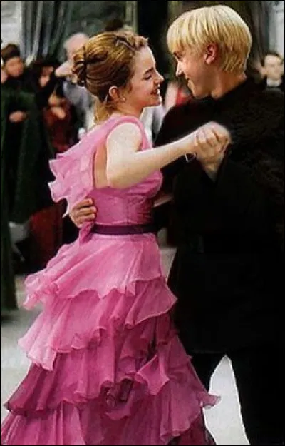 C'est bientôt le bal de Noël, et un jour Drago te demande si tu veux être sa cavalière. Si tu es un garçon, imagine que tu es une fille ; que fais-tu ?