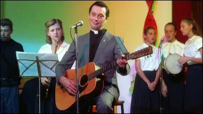 Dans quel film ce prêtre chante-t-il "Jésus reviens" ?