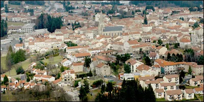 Quelle est cette petite ville de 6 000 habitants située dans l'est du département ?