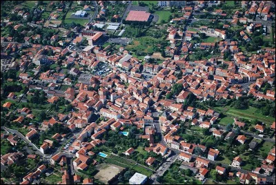 Quelle est cette petite ville de 3 200 habitants située dans la vallée de l'Allier, dans le nord-ouest du département ?