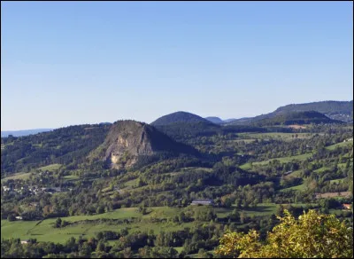 Quel est ce massif montagneux d'origine volcanique dont le point culminant est le Testavoyre à 1 436 m d'altitude ?
