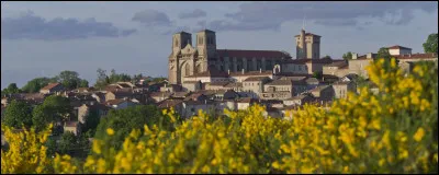Quel est ce village, situé dans le nord du département en bordure du Livradois, connu pour son ancienne abbaye où se déroule chaque année un festival de musique ?