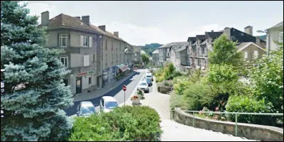 Quel est ce village situé sur les hauteurs du Velay, célèbre pour avoir, pendant la Seconde Guerre mondiale, accueilli des réfractaires au STO et des Juifs ?