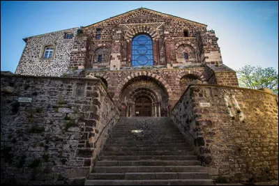 Quel est ce village, situé à 950 m d'altitude au sud-est du Puy en Velay, connu pour son ancienne abbaye ?