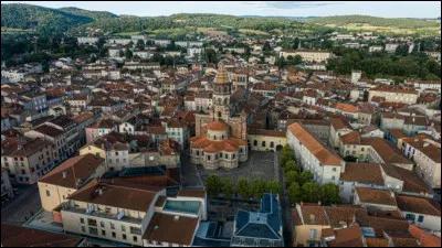 Quelle est cette ville de 6 500 habitants, sous-préfecture et principal centre de l'ouest du département ?