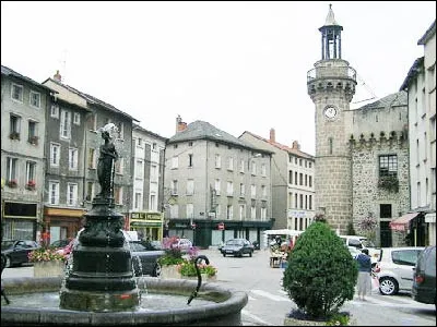 Quelle est cette ville de 7 500 habitants, sous-préfecture située dans l'est du département, à 860 mètres d'altitude, dans une région de plateaux volcaniques ?