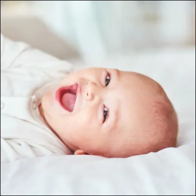 Il y a un bébé qui rigole.