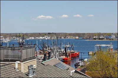 Quelle est cette ville portuaire du Massachusetts, peuplée de 100 000 habitants, surnommée "The Whaling City" en raison de son passé de port baleinier ?
