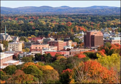 Quelle est cette ville de 30 000 habitants de l'Etat du Maine, traversée par les rivières Penobscot et Kenduskeag, connue par les romans de Stephen King ?
