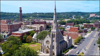 Quelle est cette ville de 110 000 habitants, l'une des principales du Connecticut, située au sud-ouest d'Hartford ?