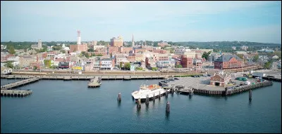 Quelle est cette ville du Connecticut peuplée de 21 000 habitants, port à l'entrée de détroit de Long Island ?