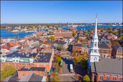 Cette ville portuaire du New Hampshire, peuplée de 21 000 habitants, a été fondée au XVIIe siècle et possède un important patrimoine architectural avec des demeures de styles colonial et géorgien :
