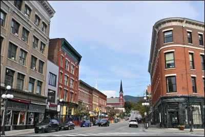 Quelle est cette ville de 15 000 habitants, la troisième plus importante du Vermont, située sur les rives de l'Otter Creek au coeur des "Montagnes Vertes" ?