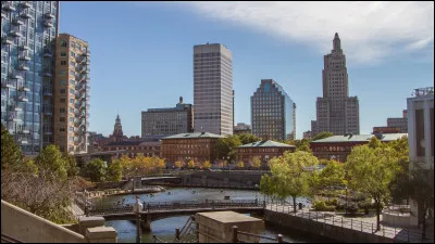 Cette ville fondée au XVIIe siècle, peuplée de 190 000 habitants, est la capitale et principal centre urbain du petit Etat de Rhode Island :