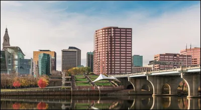 Cette ville, peuplée de 120 000 habitants, est la capitale de lÉtat du Connecticut :
