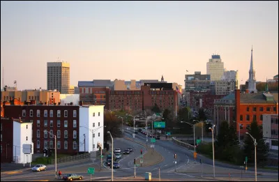 Quelle est cette ville de 200 000 habitants, située à 60 km à l'ouest de Boston, au centre du Massachusetts ?