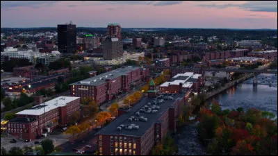 Cette ville, située sur les rives du fleuve Merrimack, est avec 110 000 habitants, la ville la plus peuplée de l'État du New Hampshire :