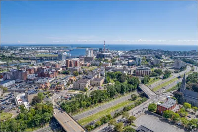 Quelle est cette ville maritime de 150 000 habitants, située dans le sud-ouest du Connecticut, sur le détroit de Long Island, à l'embouchure du fleuve Pequonnock ?