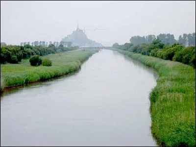 Quel est ce fleuve côtier long de 97 km, qui prend sa source en Mayenne, se jette dans la baie du Mont-Saint-Michel et dont l'embouchure constitue une limite historique entre la Normandie et la Bretagne ?