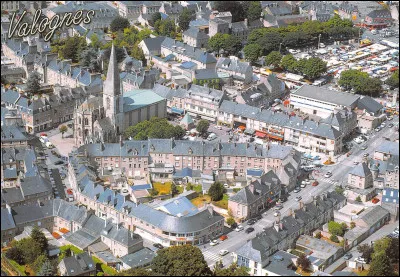 Quelle est cette ville de 6 700 habitants du nord du département, qui conserve des hôtels particuliers du XVIIIe siècle qui lui ont valu le surnom de "Versailles normand" ?